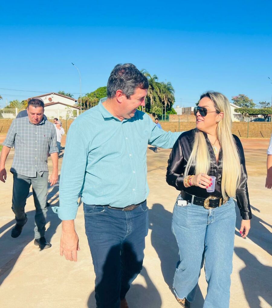 Imagem Alline Tontiti e governador Eduardo Riedel
